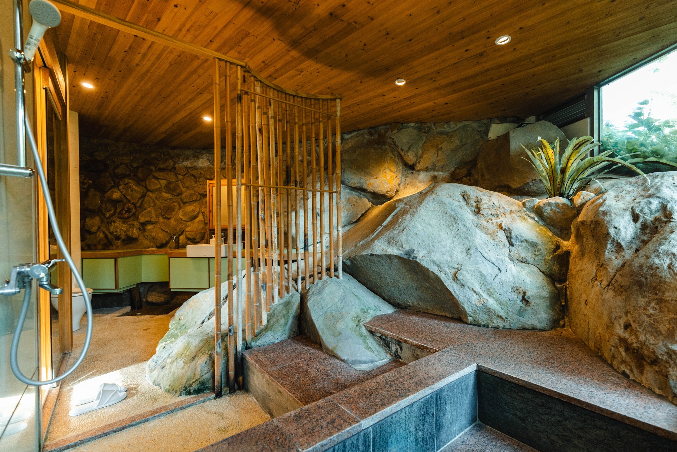 望山房內原地保留巨大的山石