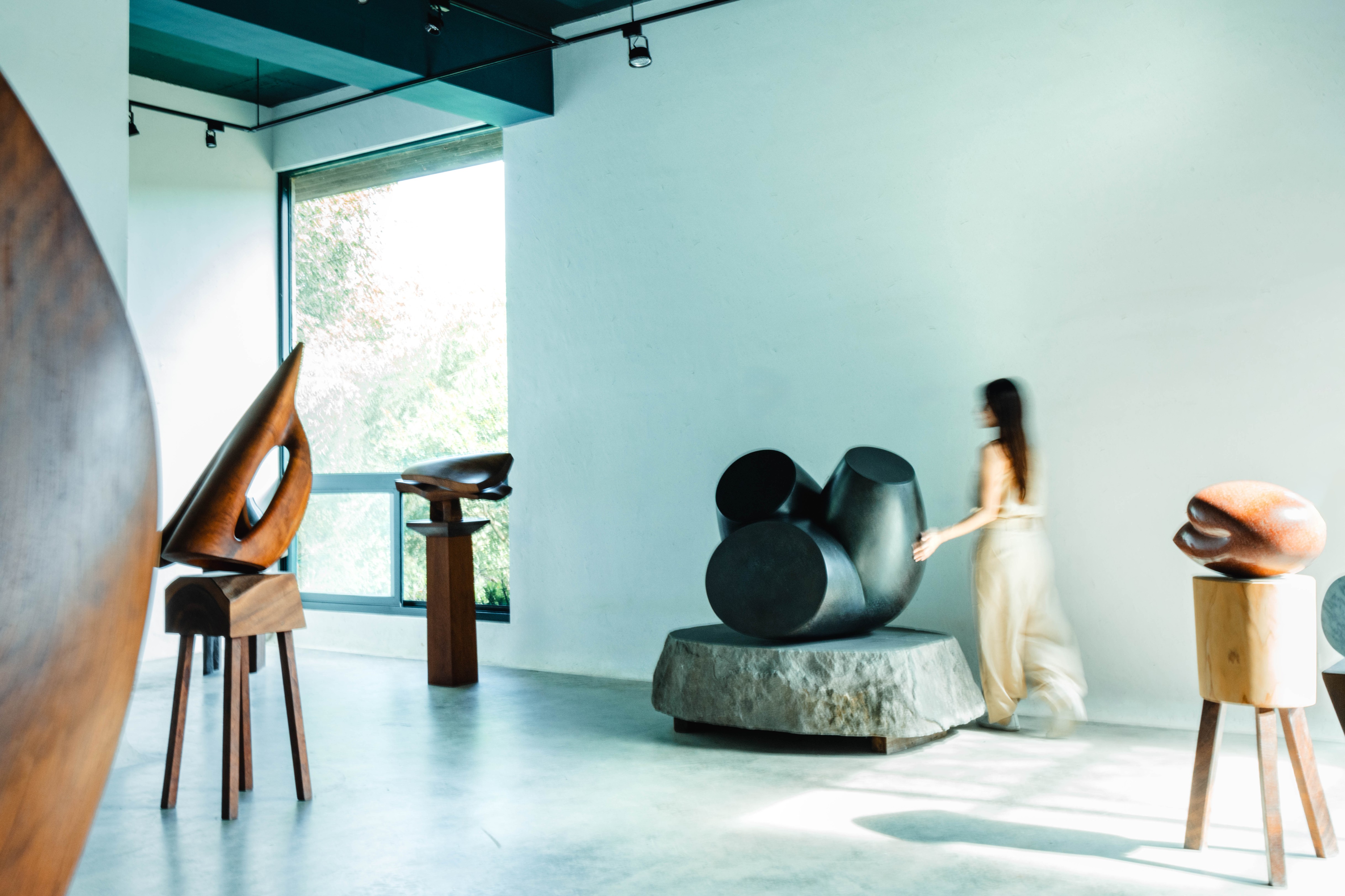 圓潤、律動,略顯抽象的女體局部雕塑,為張子隆作品的主要題材,而下方的台座,也是他格外側重的元素。